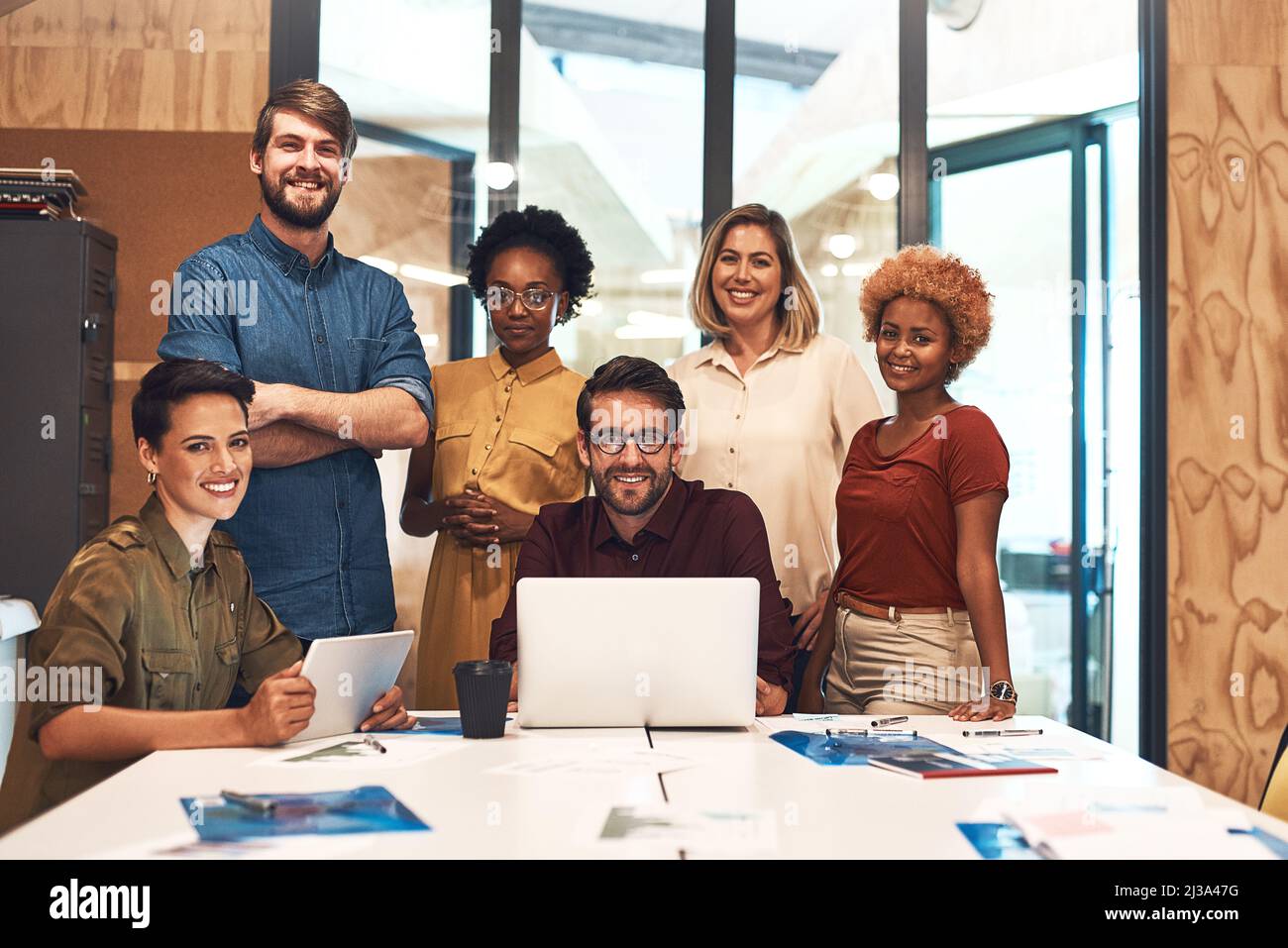 Waren ein Team von gleichgesinnten Kreativen. Porträt einer vielfältigen Gruppe von Geschäftsleuten, die in einem Büro zusammenarbeiten. Stockfoto