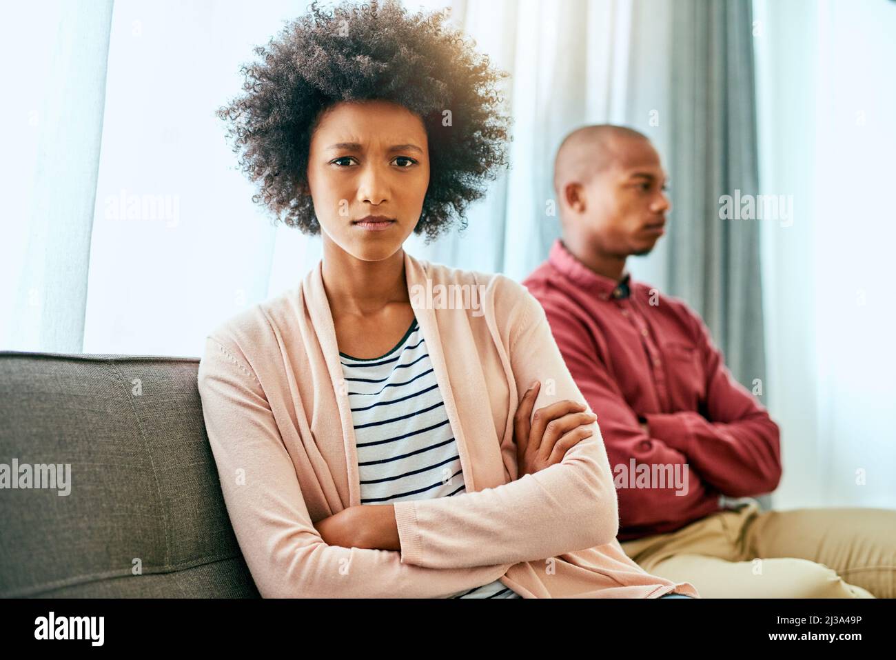 Ich bin so krank und müde von all diesen Kämpfen. Porträt einer jungen Frau, die nach einem Kampf mit ihrem Partner zu Hause aufgeregt aussieht. Stockfoto