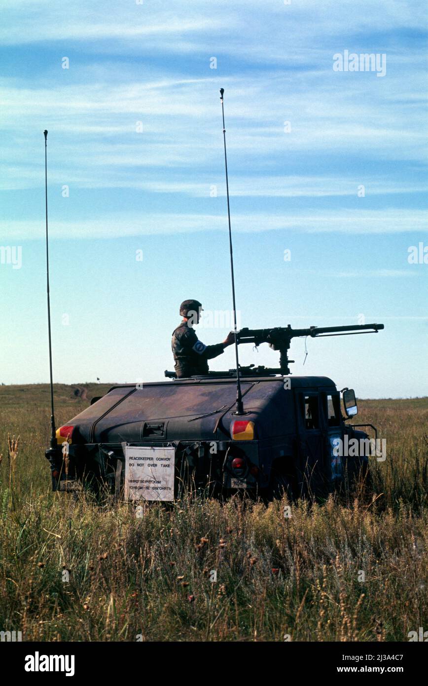 File Foto: Peacekeeper 94, Totskoye, Russland. Russland und amerikanische Soldaten nahmen an den ersten gemeinsamen US-russischen Militärübungen auf russischem Boden während des „Friedenswächters 94“ auf dem russischen Militärstützpunkt in Totskoye, 800 Meilen (1.280km) südöstlich von Moskau, Teil. September 1994. Stockfoto