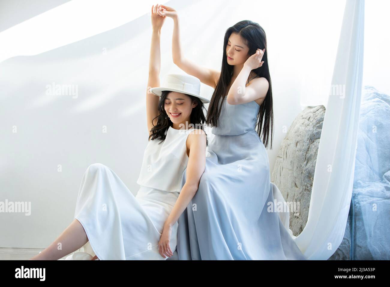 Wunderschöne und elegante chinesische Damen in langen Kleidern - Stock Foto Stockfoto