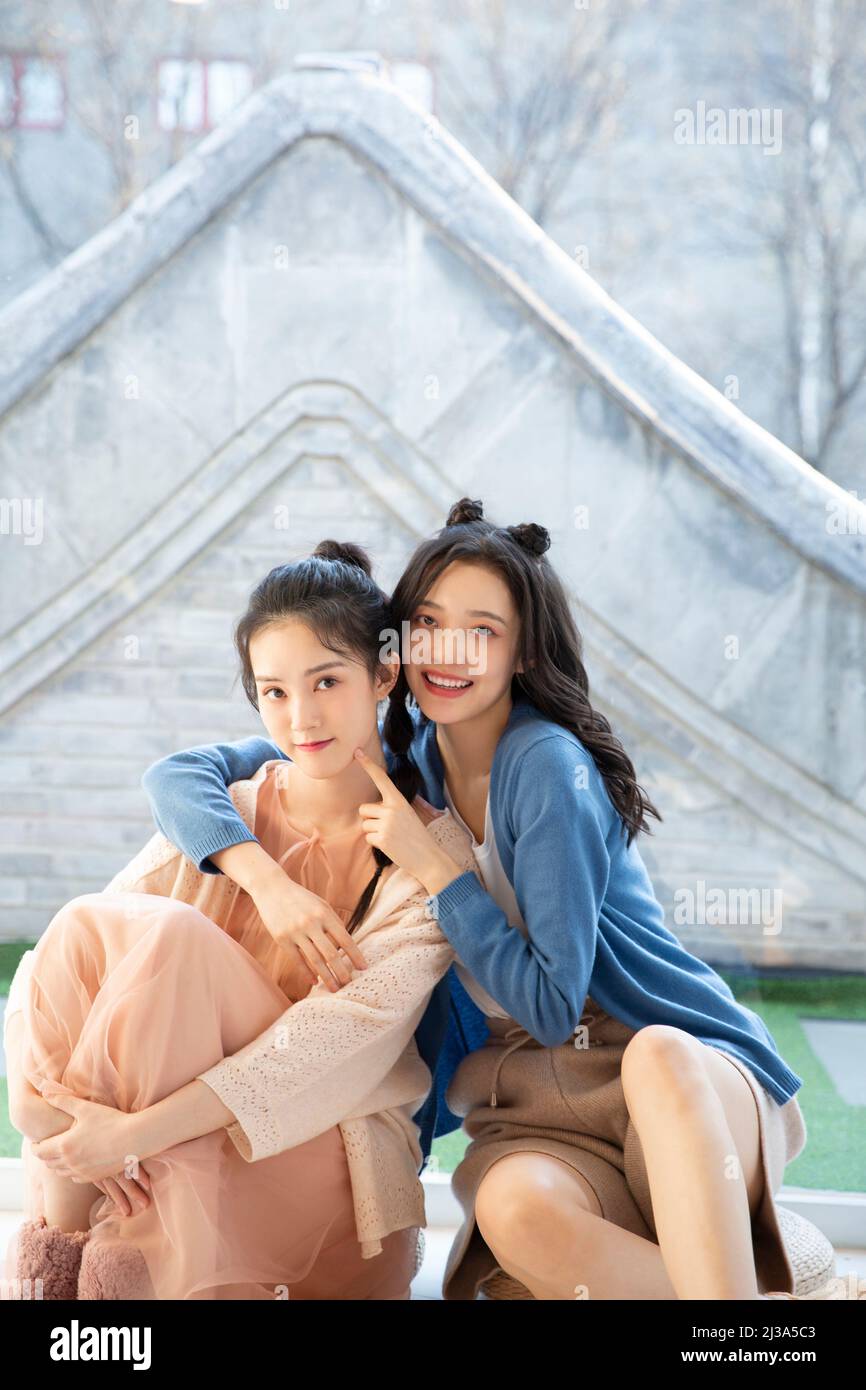 Die Freizeit der schönen jungen modischen Damen in China - Stock Foto Stockfoto