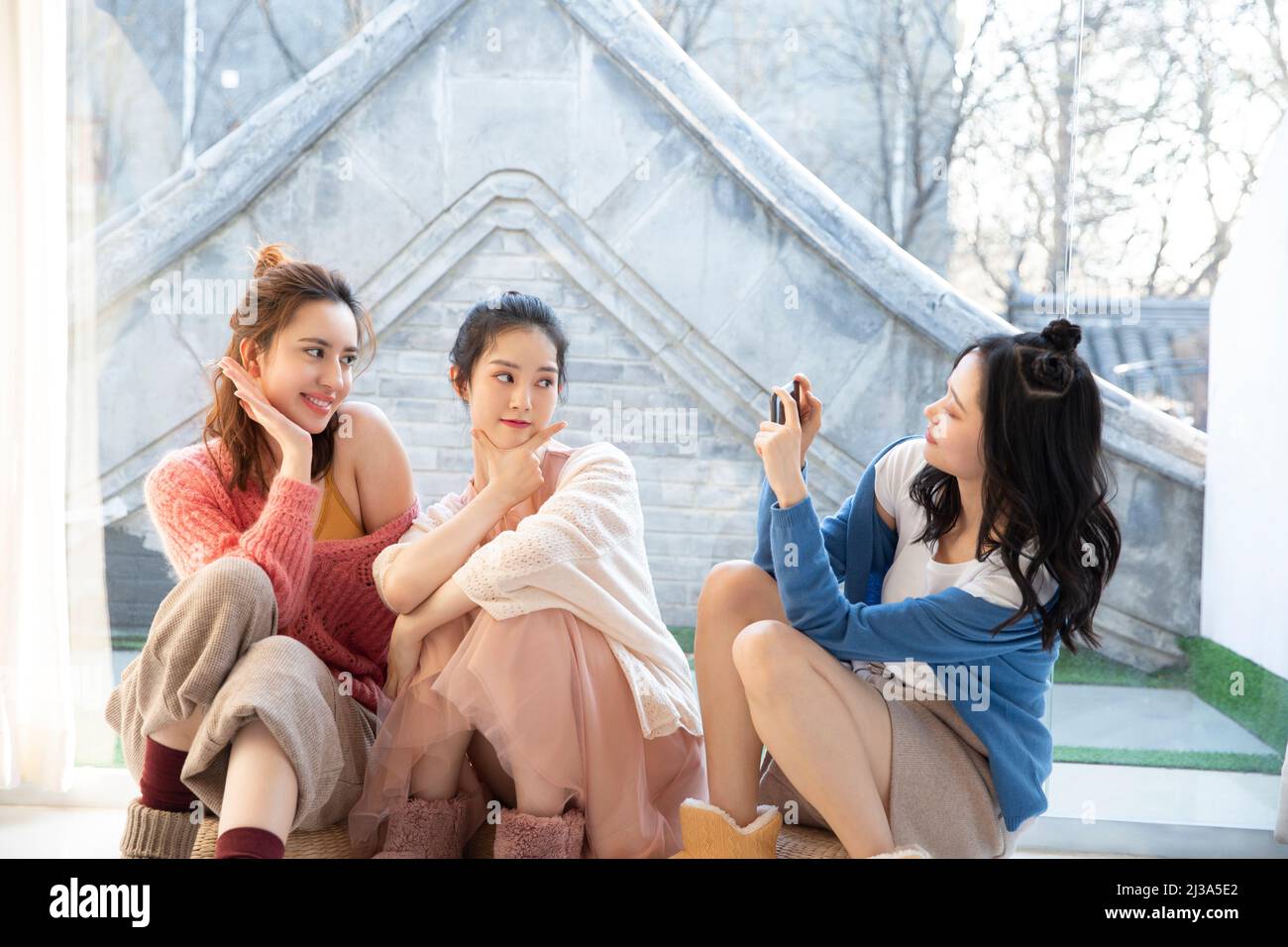 Chinesische schöne junge modische Damen Freizeit Treffen, mit Handy-Gruppe Foto - Stock Foto Stockfoto
