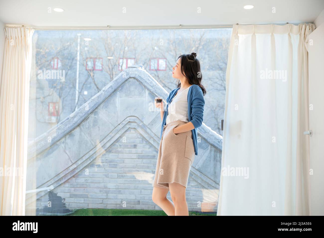 Die Freizeit der schönen jungen modischen Dame in Peking - Stock Foto Stockfoto