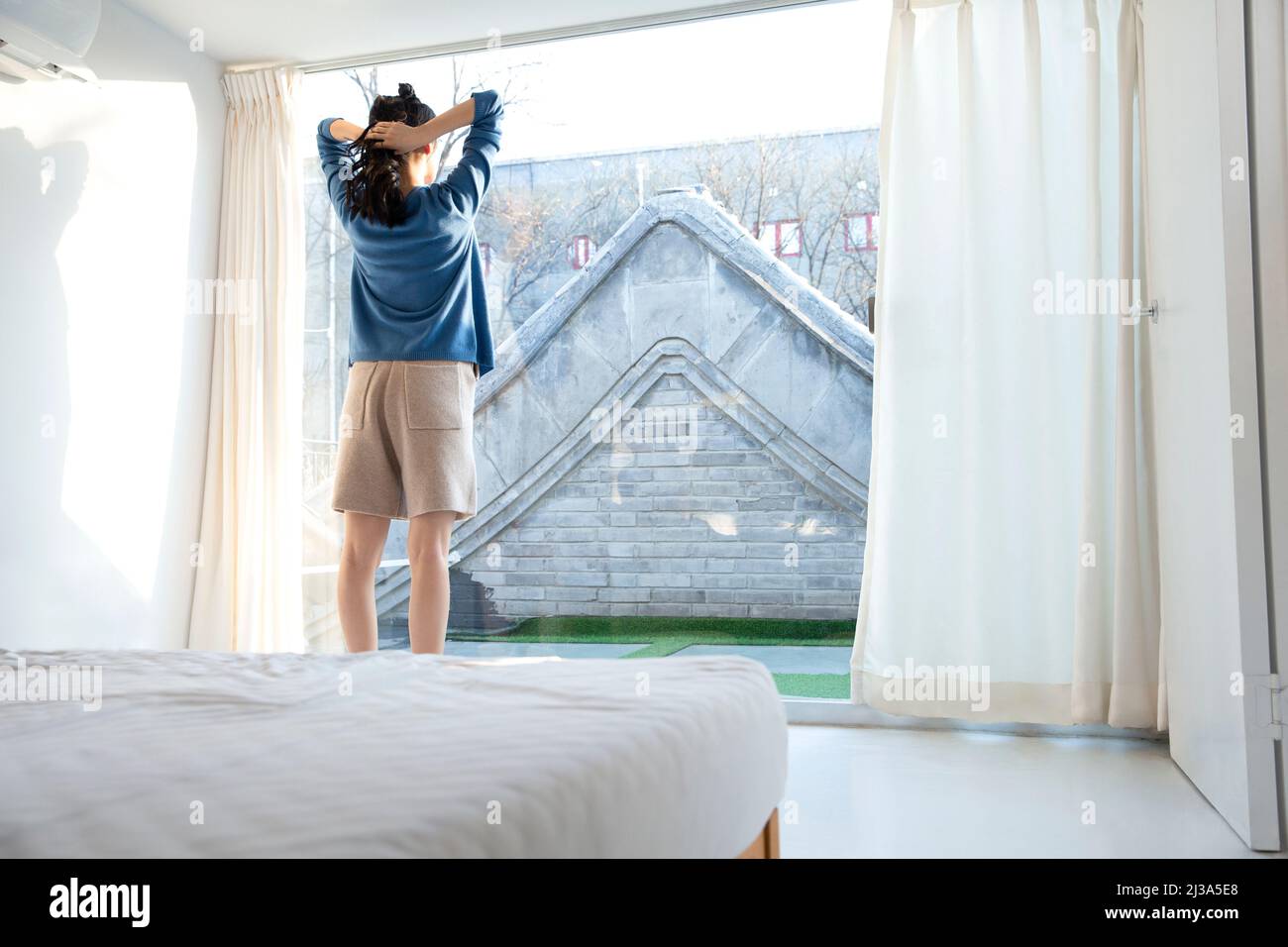 Die Freizeit der schönen jungen modischen Dame in Peking - Stock Foto Stockfoto