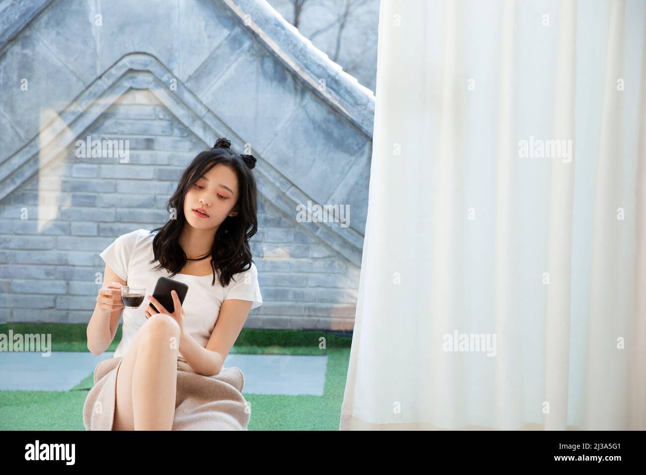 Die Freizeit der schönen jungen modischen Dame in Peking - Stock Foto Stockfoto
