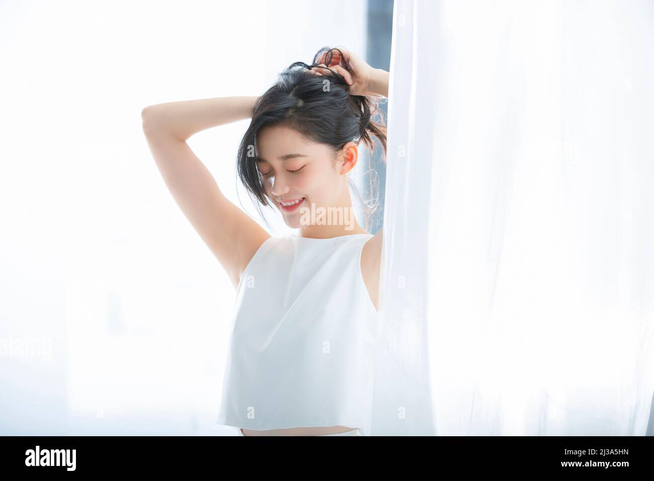 Modische chinesische Dame mit wunderschönen Kleidern und aufwendigen Make-up - Stock Foto Stockfoto