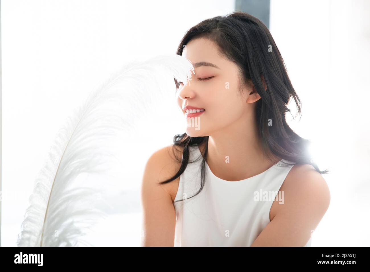 Schöne junge Dame mit einem schönen Gesicht und schöne Kleidung - Stock Foto Stockfoto