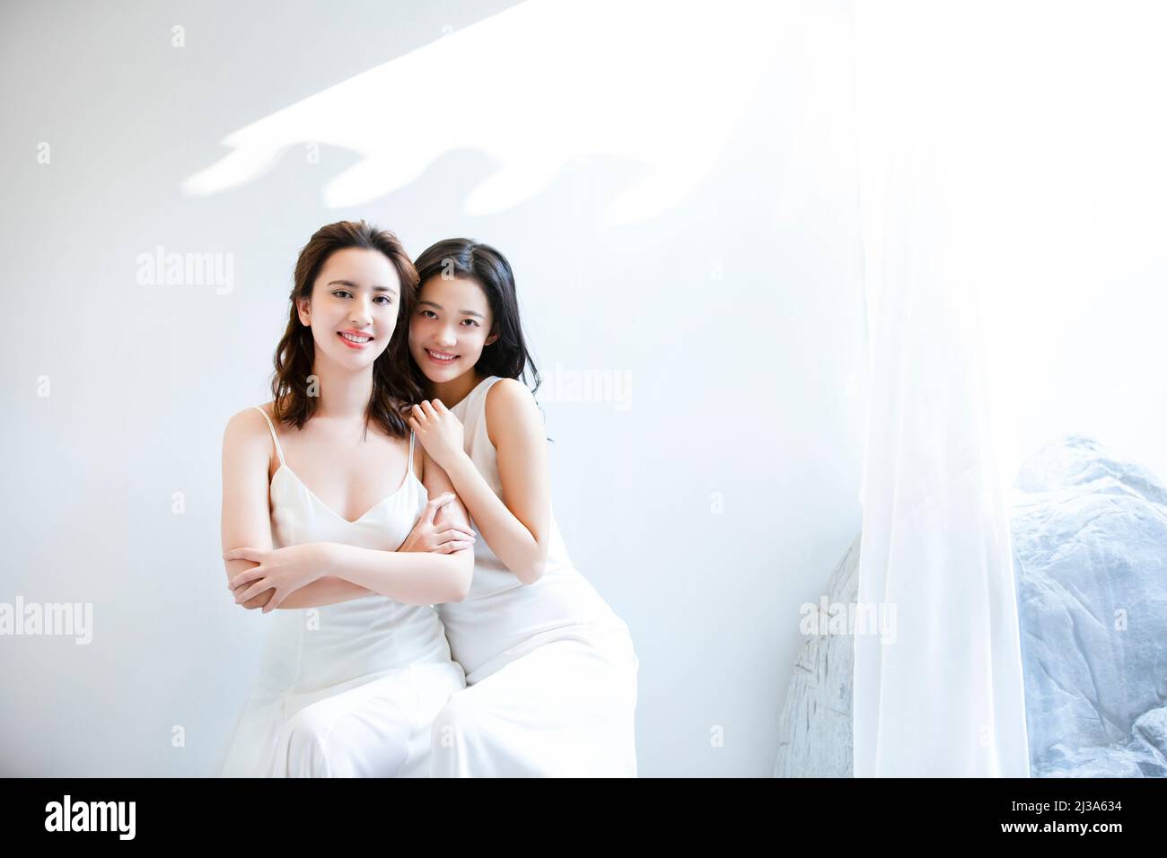 Würdevolle und stilvolle chinesische Damen in Prom Masken - Stock Foto Stockfoto