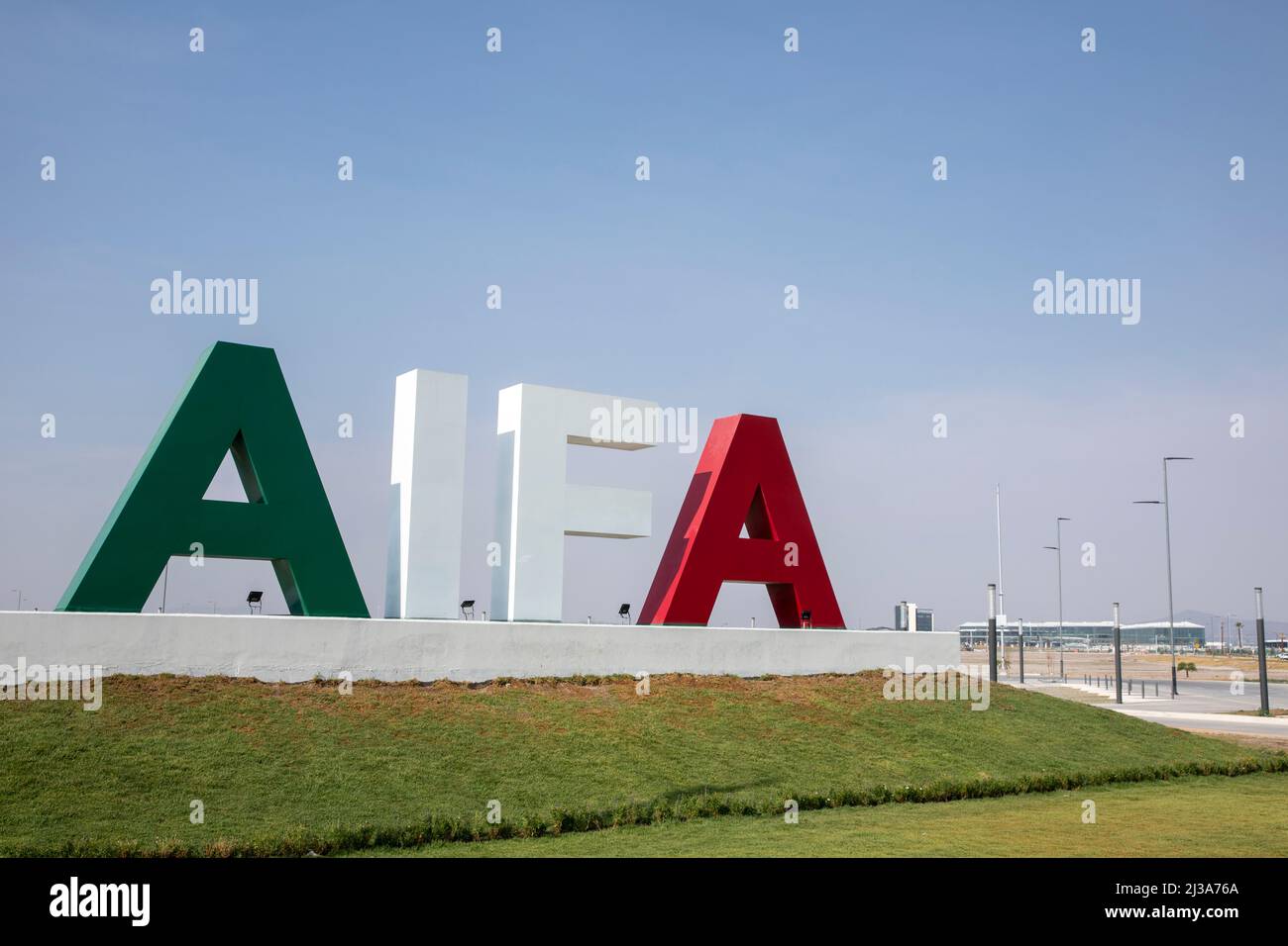 Die AIFA schreibt Schilder mit dem internationalen Flughafen von Fam. Angeles auf dem Bakcground Stockfoto