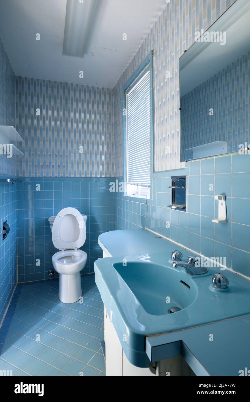 Ein Retro-Badezimmer aus den Jahren 1960s oder 1970s mit einem blauen Thema. Dieses Haus wurde seitdem abgerissen. Stockfoto