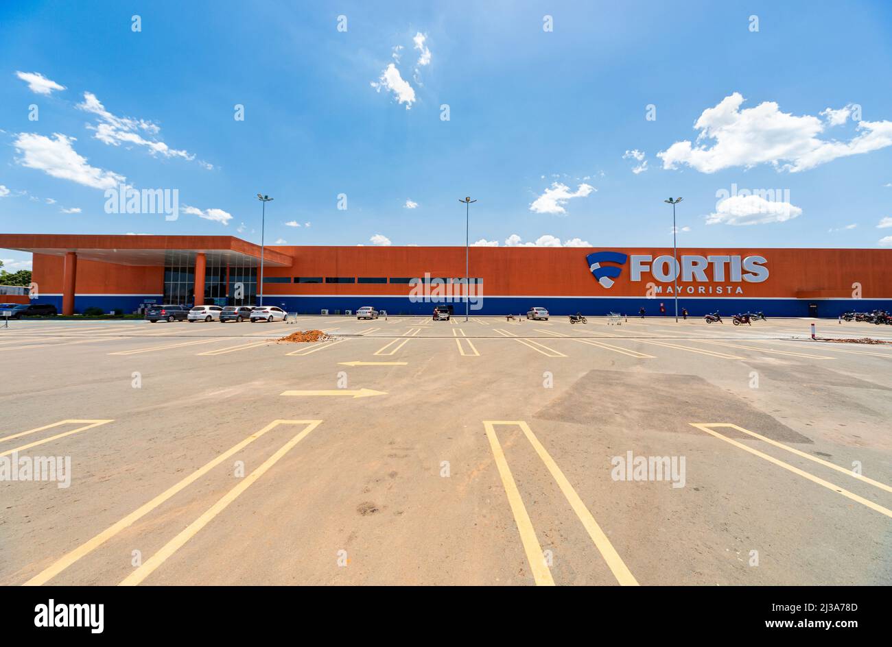 Coronel Oviedo, Paraguay - 01. Februar 2022: Der neu eröffnete Fortis-Markt in Coronel Oviedo, wo Paraguayer günstig einkaufen können. Stockfoto