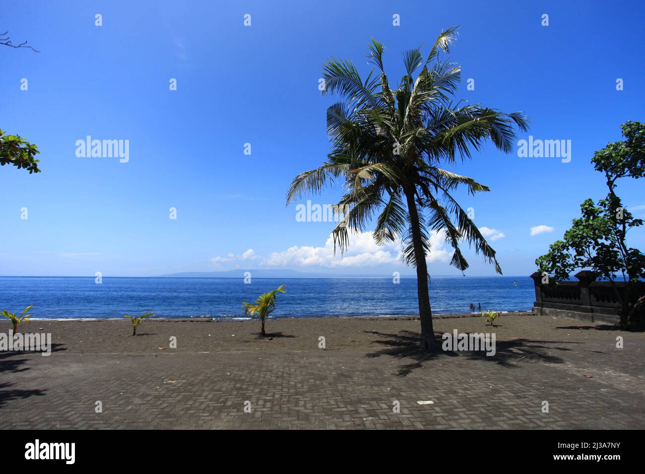 Blick auf das Meer und die Insel Musa Penida von Goa Lawag in Klungkung, Ost-Bali, Indonesien. Stockfoto