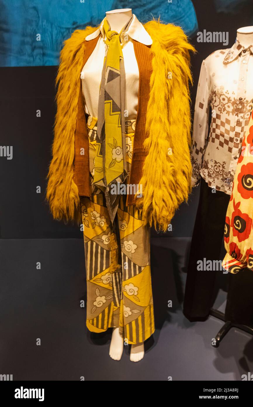 England, London, Southwark, Bermondsey, The Fashion and Textile Museum, Ausstellung der Frauen-Swing-Jacke aus Kunstpelz aus den 1960er- bis 1970er-Jahren Stockfoto