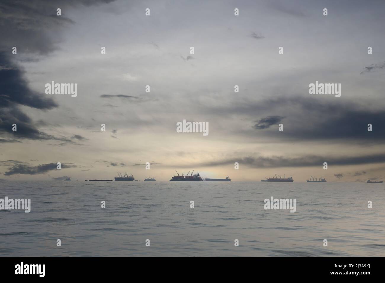 Die Küstenmeere um Koh Sichang, Thailand, sind an klaren Tagen mit Frachtschiffen überfüllt. Stockfoto