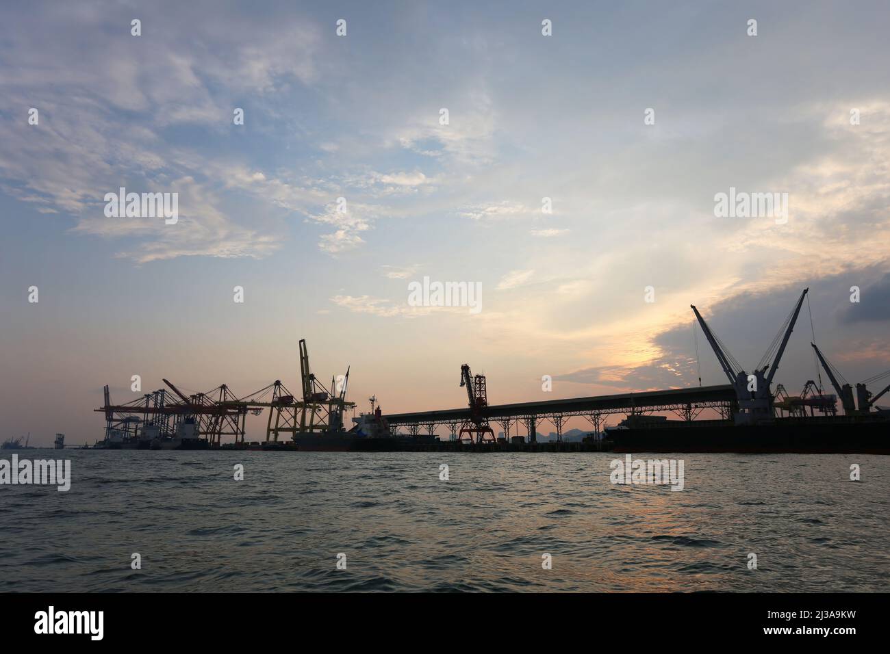 Tiefseehafen am Morgen an einem Tag, an dem der Himmel hell ist. Stockfoto