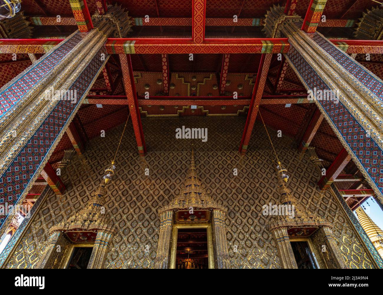 Bangkok, Thailand - 29. März 2022: Die künstlerische Architektur und Deckendekoration der Kapelle des Tempels des smaragdgrünen buddha auf dem Großen Pala Stockfoto