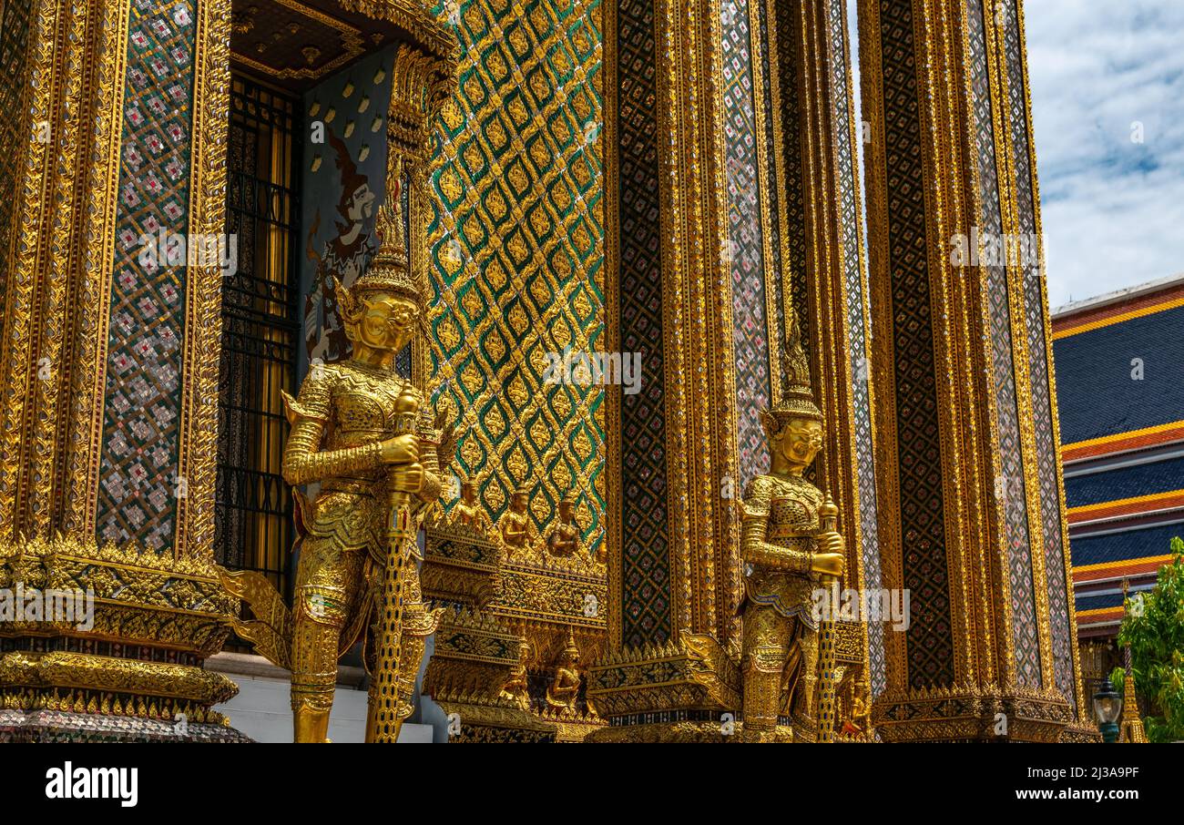 Bangkok, Thailand - 29. März 2022: Die künstlerischen goldenen Dämonen oder Riesen Wächter und Wandschmuck von Phra Mondop oder buddhistischer Bibliothek, am Tempel Stockfoto