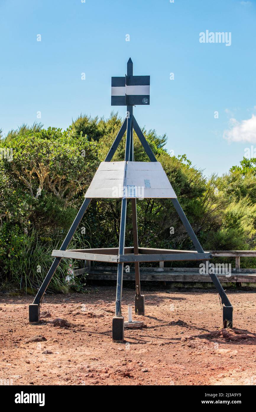Trig Point auf der Insel Rangitoto, einer vulkanischen Insel im Hauraki Golf in der Nähe von Auckland, Neuseeland. Stockfoto