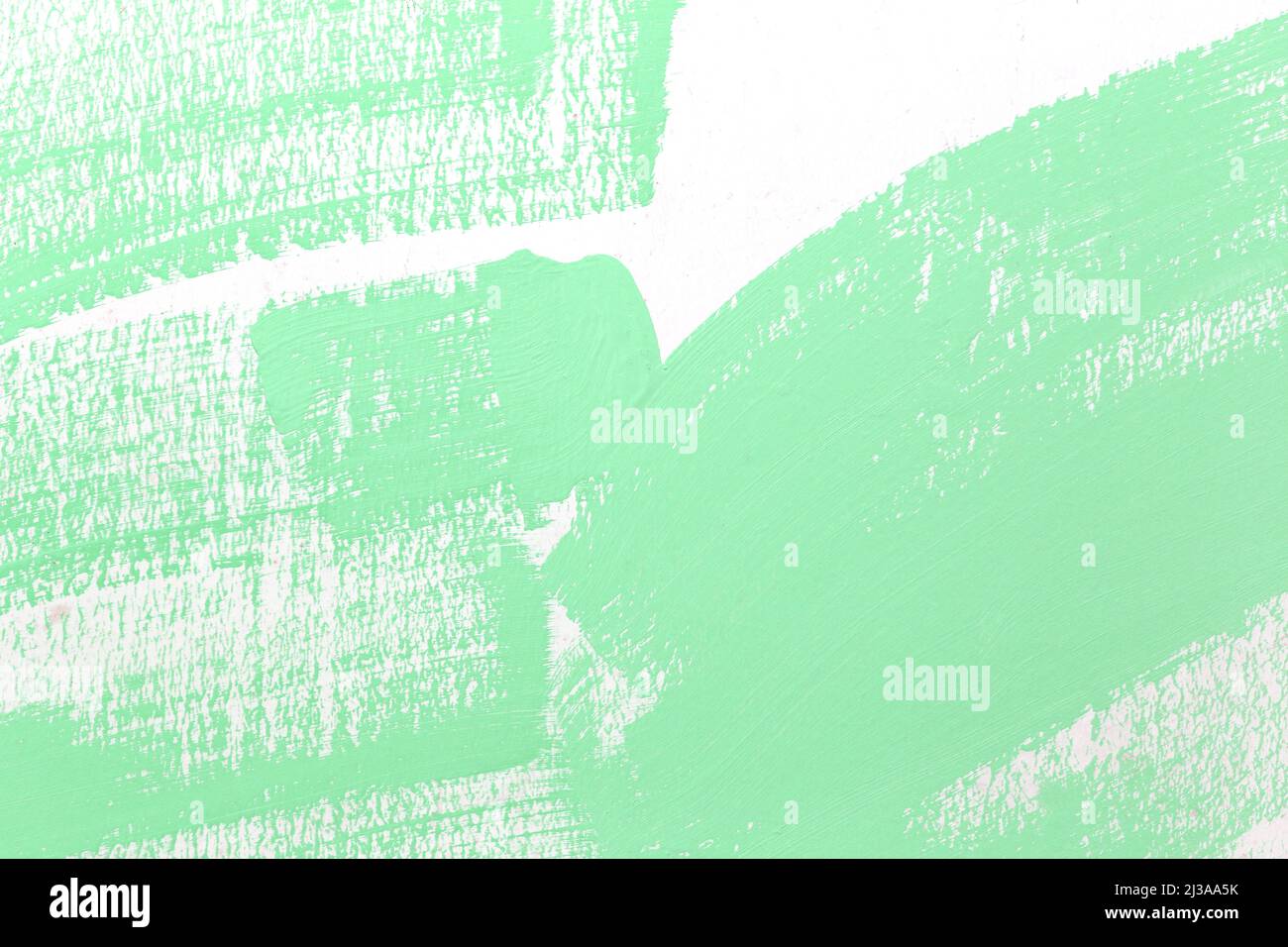 Grünes Muster der Farbe Pinsel auf der weißen Wand für die Gestaltung in Ihrem Arbeitskonzept. Stockfoto