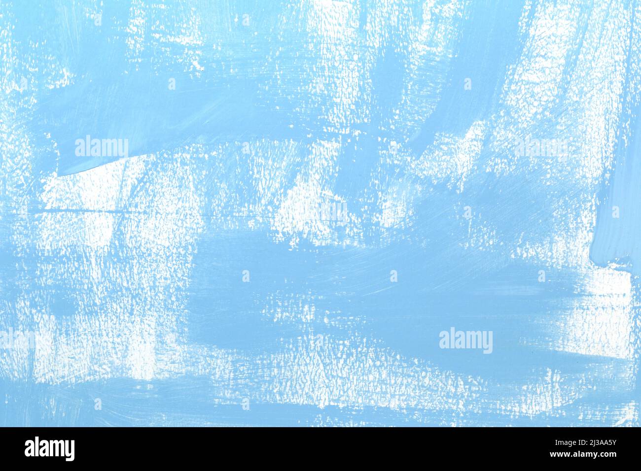 Blaues Muster von Farbe Pinsel auf der weißen Wand für die Gestaltung in Ihrem Arbeitskonzept. Stockfoto