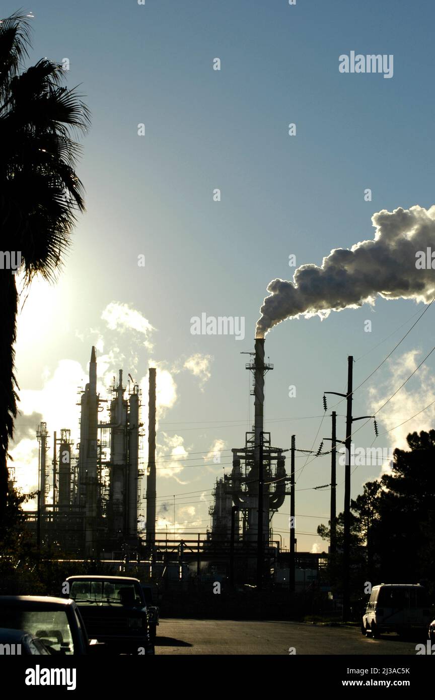 Ölraffinerie in El Paso Texas (Socorro, Teil von El Paso) TX USA USA Gas machen und Dampf in der Reinluftwolke ablassen Stockfoto