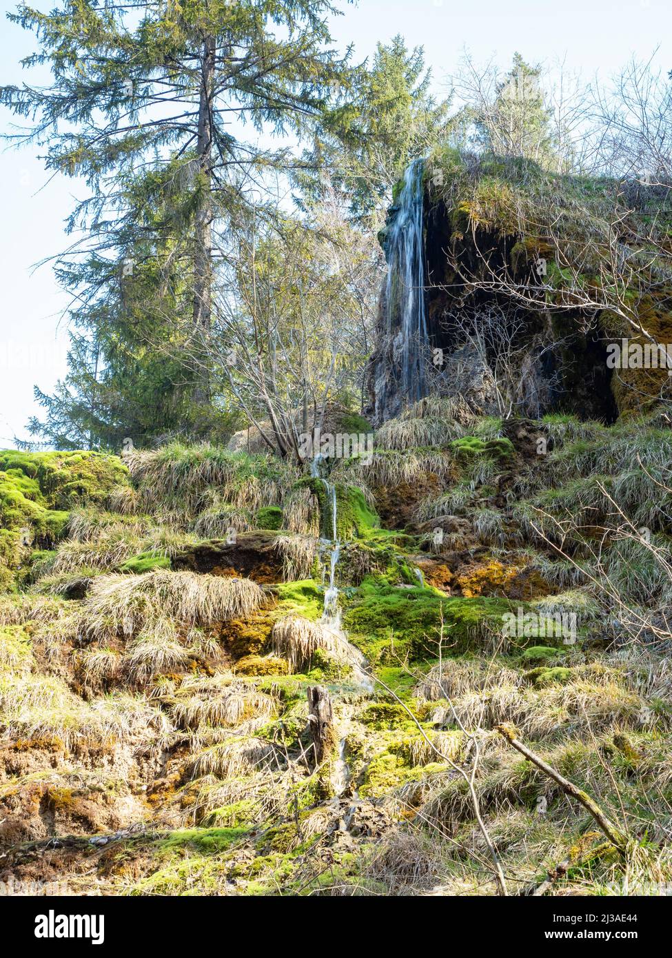 Der Wasserfall von Tuefels Chillen in den Hügeln um Zürich, Schweiz, ist für seine sedimentäre Tuffstruktur bekannt. Stockfoto