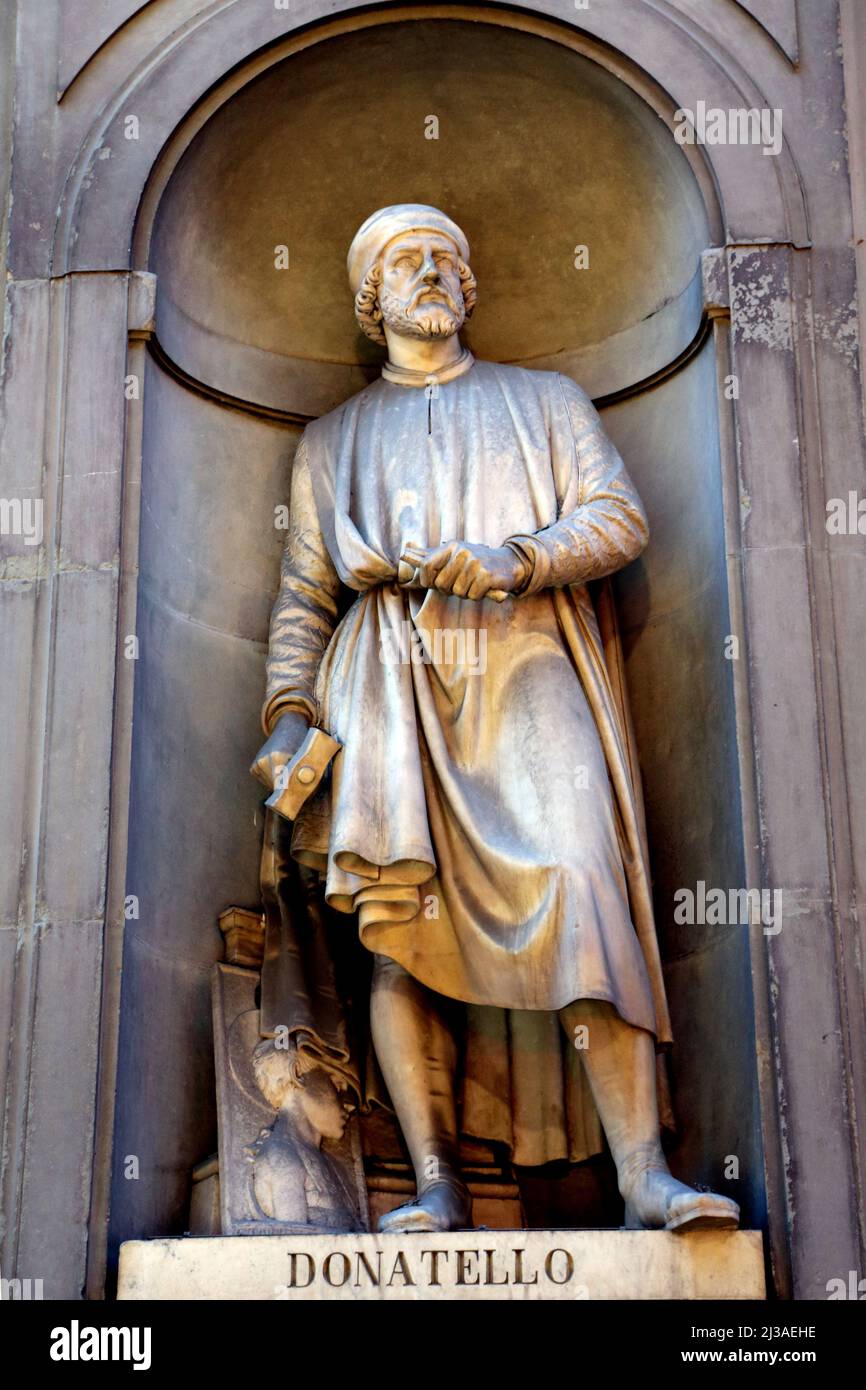 Statue von Donatello stehend in Piazza Degli Uffizi in Florenz Italien Stockfoto