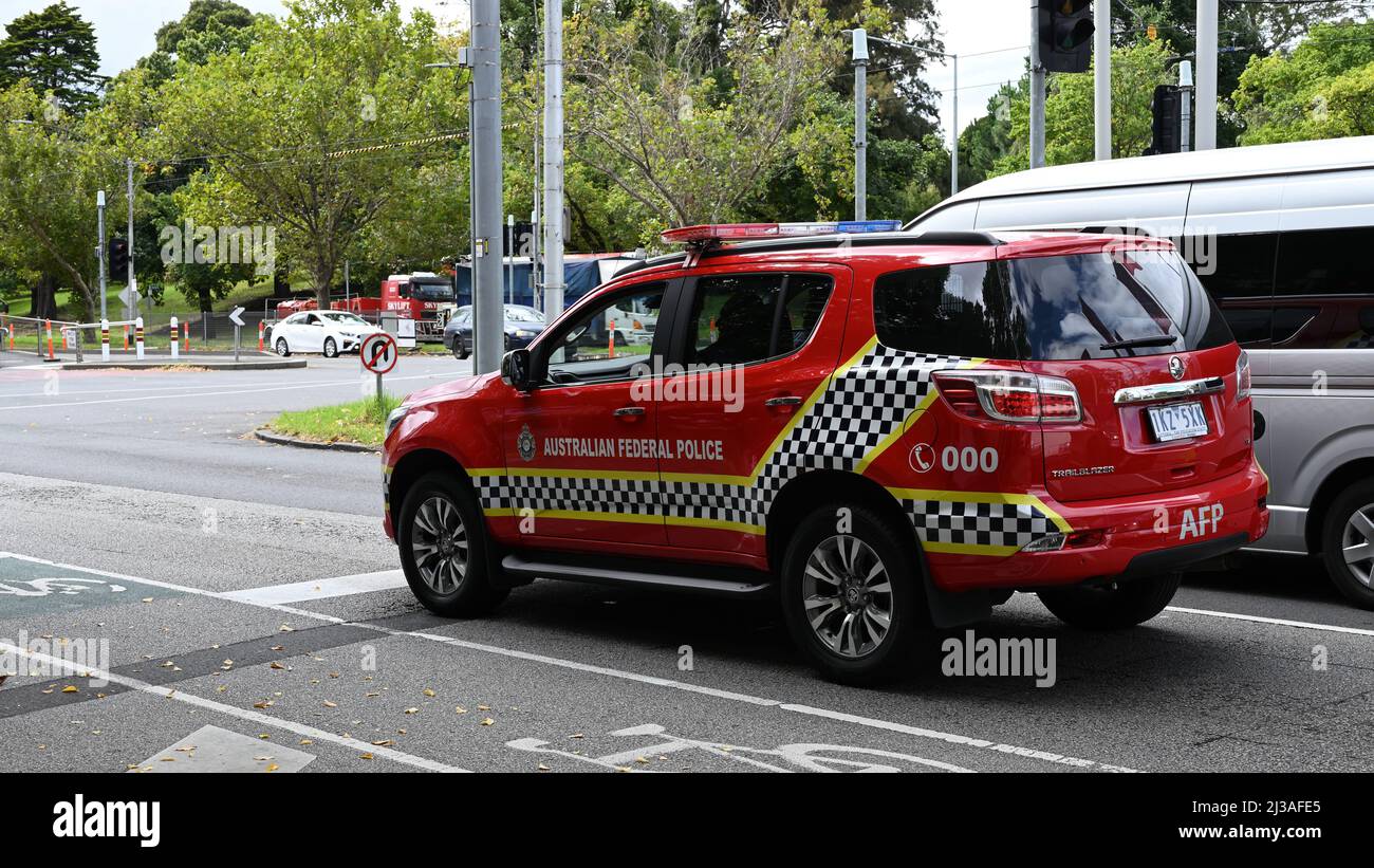 Rotes Fahrzeug der australischen Bundespolizei, ein Holden Trailblazer, auf der St. Kilda Rd, in der Nähe des Geschäftsviertels von Melbourne Stockfoto