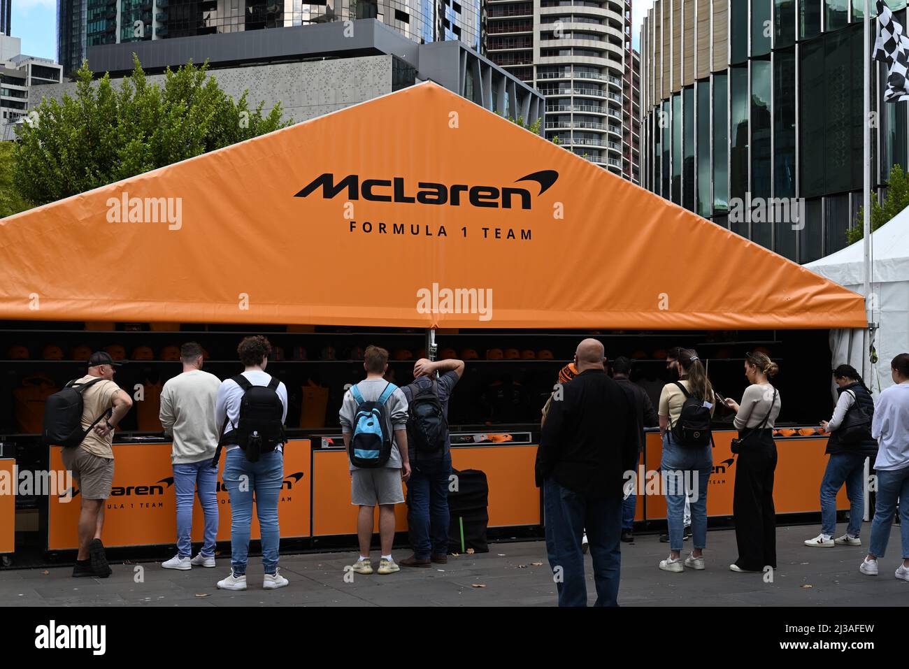 Der Merchandise-Stand des McLaren Formel 1-Teams in Melbourne, an dem sich Fans vor dem Beginn des Grand Prix-Wochenendes anstellen, um Teamausrüstung zu kaufen Stockfoto