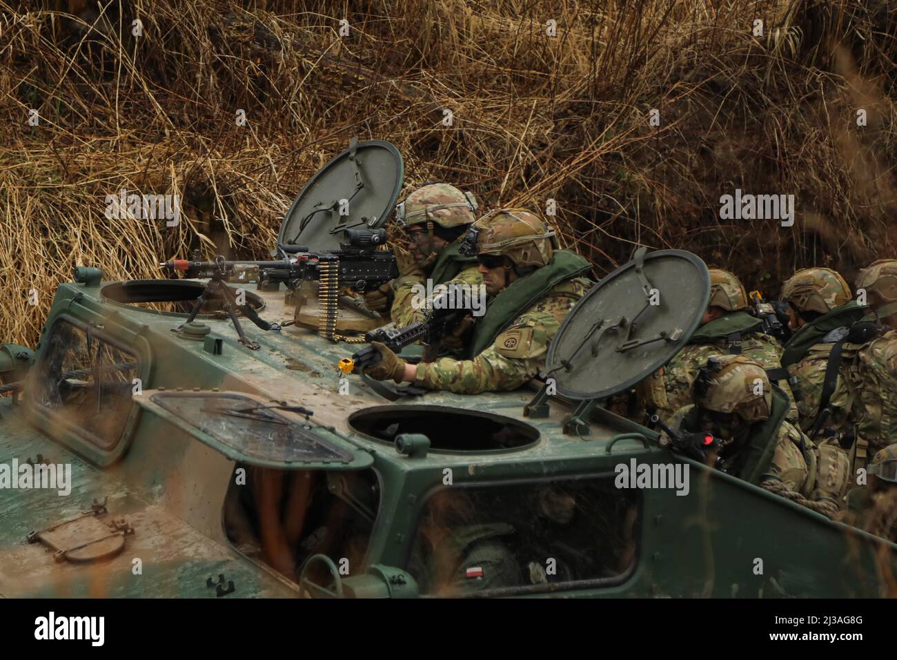 US-Fallschirmjäger von 1. Bataillons, 508. Fallschirmjäger-Infanterie-Regiment, 3. Brigade Combat Team, 82. Airborne Division, überqueren während einer kombinierten Trainingsübung in der Nähe von Zamosc, Polen, im März 31 einen Fluss in einem polnischen Amphibienfahrzeug. Das 3. Brigade Combat Team, 82. Airborne Division, wird zur Unterstützung des U.S. European Command eingesetzt, um unsere Alliierten zu versichern und jede Aggression gegen die NATO-Allianz abzuschrecken. (USA Army Photo von Sgt. Garrett Ty Whitfield) Stockfoto