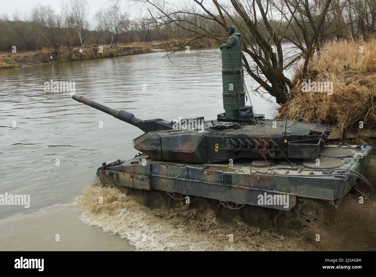 Ein polnischer Leopard-2-Panzer überquert einen Fluss, während er während einer kombinierten Trainingsübung in der Nähe von Zamosc, Polen, im März 31 von amerikanischen Fallschirmjägern bedeckt wurde. Das Brigade Combat Team 3., 82. Airborne Division, wird nach Polen zur Unterstützung des US European Command entsandt, um unsere NATO-Verbündeten zu versichern. (USA Army Photo von Sgt. Garrett Ty Whitfield) Stockfoto