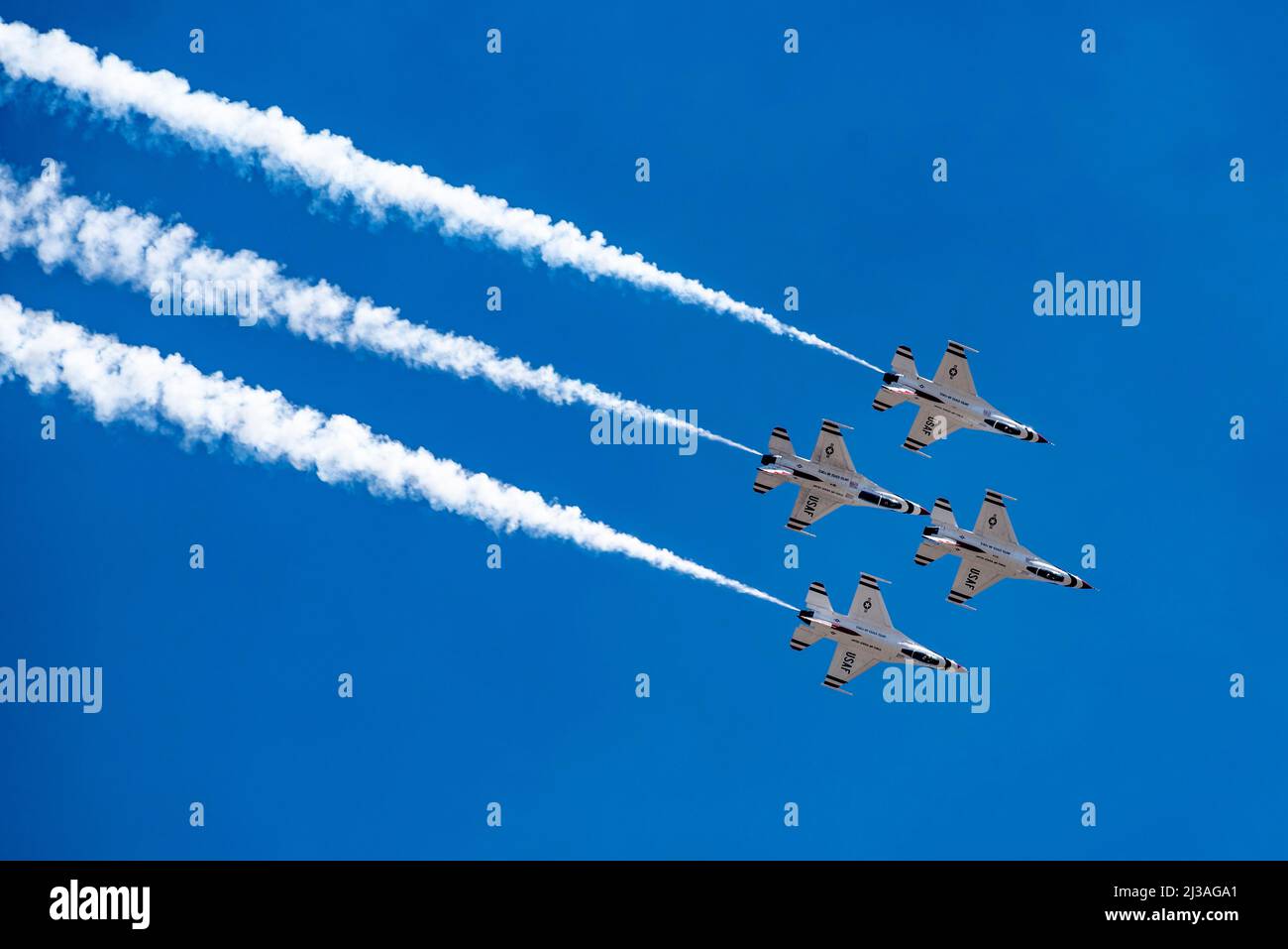 Die US Air Force Air Demonstration Squadron „Thunderbirds“ führen ihre Demonstration auf dem Shaw Air Force Base, South Carolina, am 3. April 2022 durch. Die Thunderbirds sind ein militärisches Vorführungsteam, das mit ihrer gewagten Luftakrobatik stolz in die Herzen des Publikums im ganzen Land einflößt. (USA Luftwaffe Foto von Airman 1. Klasse Isaac Nicholson) Stockfoto