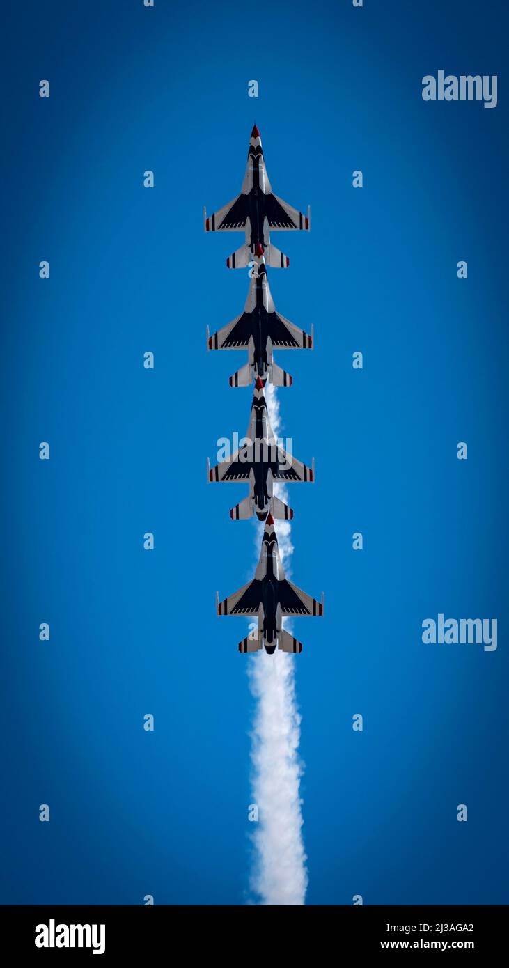 Die US Air Force Air Demonstration Squadron „Thunderbirds“ führen ihre Demonstration auf dem Shaw Air Force Base, South Carolina, am 3. April 2022 durch. Die Thunderbirds führen jedes Jahr über 50 Demonstrationen durch. (USA Luftwaffe Foto von Airman 1. Klasse Isaac Nicholson) Stockfoto