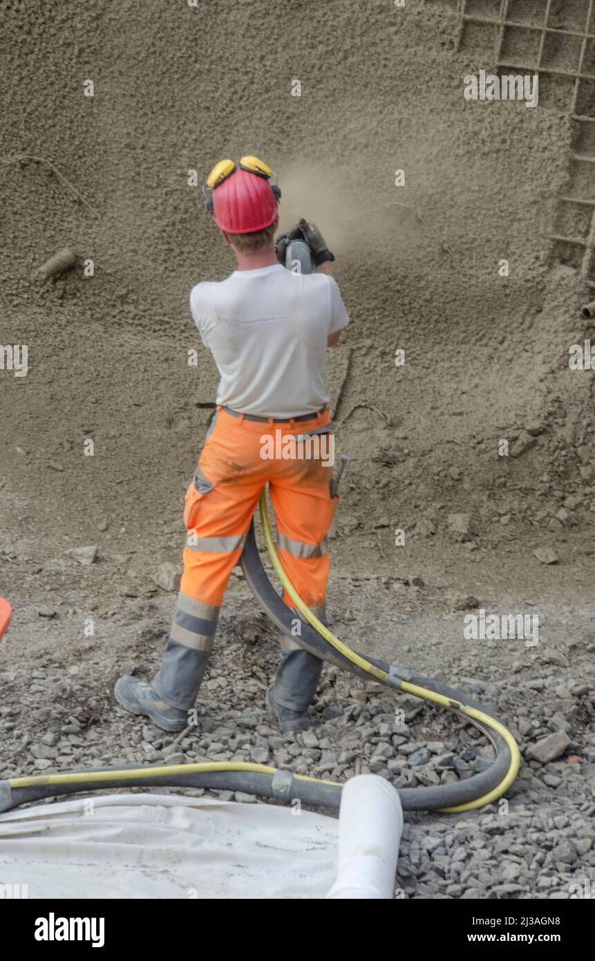 Aachen August 2020: Ein Bauarbeiter füllt den Beton Stockfoto