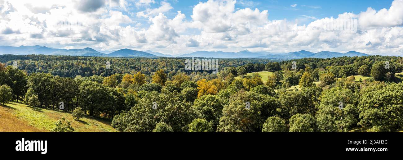 Ein Panoramablick vom Biltmore House auf das Anwesen im Oktober. Stockfoto