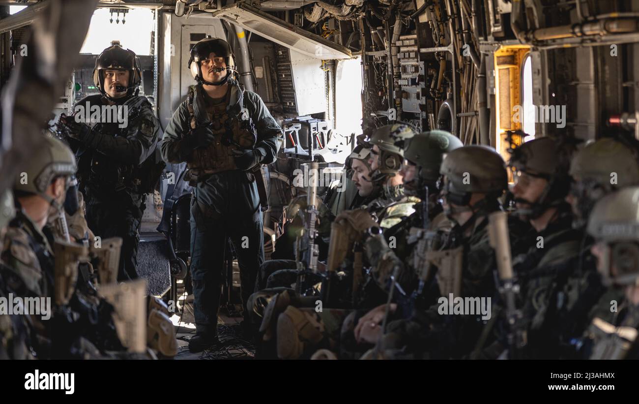 Ein US Marine Corps CH-53E Super Hengst mit schwerem Marine-Hubschrauber-Geschwader-772, 4. Marine Aircraft Wing, Marine Forces Reserve, transportiert Dutch Marines mit Marine Squadron Carib, Netherlands Marine Corps, zur Unterstützung der Übung Caribbean Urban Warrior auf Marine Corps Base Camp Lejeune, North Carolina, 28. März 2022. Bei dieser Übung handelt es sich um eine Weiterentwicklung bilateraler Schulungen, die darauf ausgerichtet ist, die Interoperabilität zwischen den USA und den Partnerkräften zu verbessern. (USA Marine Corps Foto von Lance CPL. Antonino Mazzamuto) Stockfoto