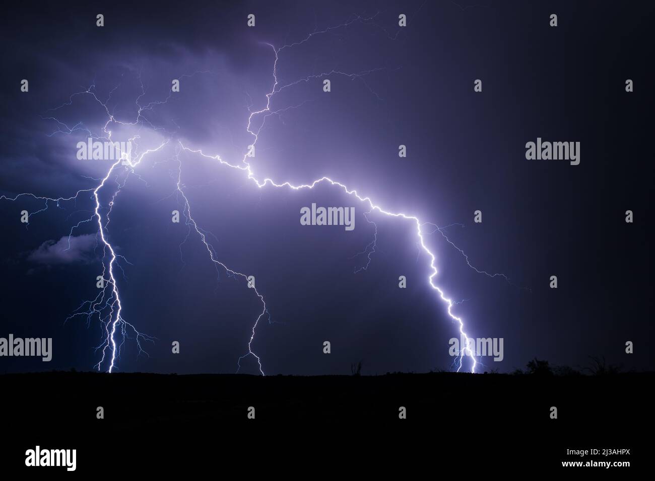 Eine Reihe von Blitzeinschlägen treffen bei einem Sommergewitter in der Nähe von Phoenix, Arizona, ein Stockfoto