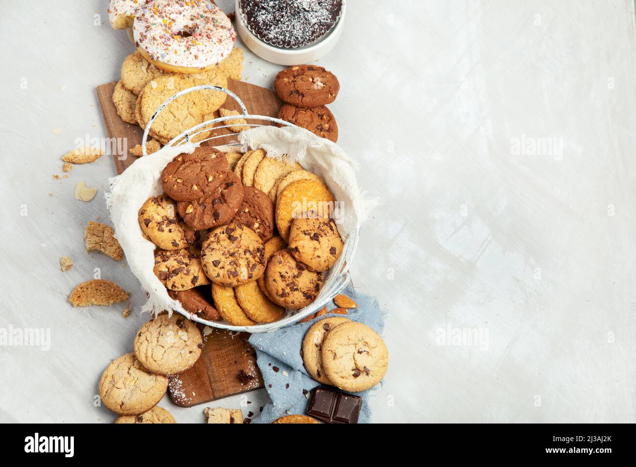 Plätzchen-Sortiment auf hellem Hintergrund. Hausgemachte Desserts. Konzept der Feier. Draufsicht, flach liegend, Kopierbereich Stockfoto