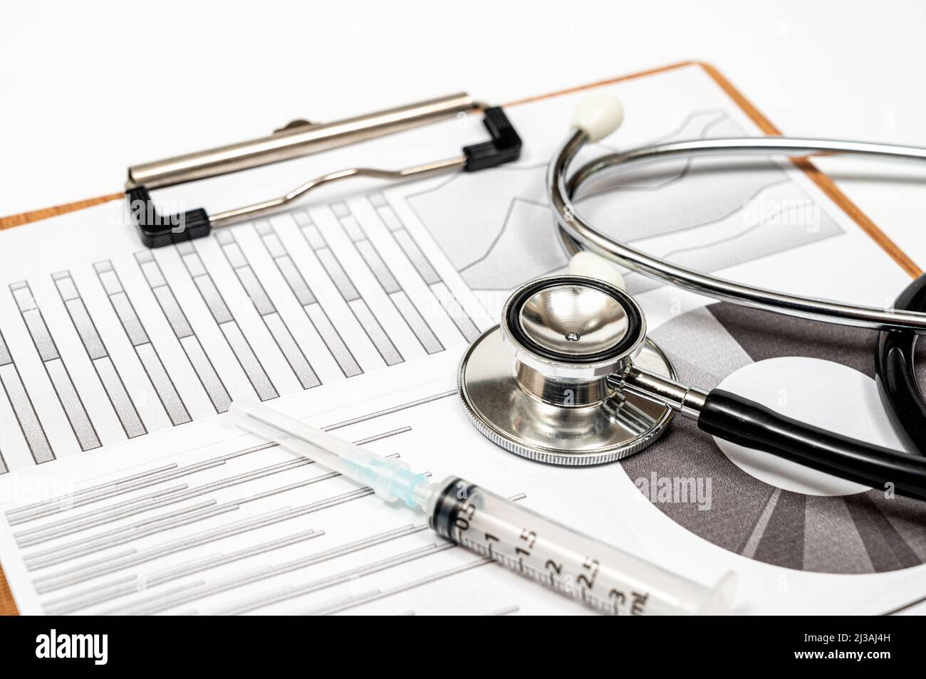 Medizinischer Konzepthintergrund mit mehreren Arten von Grafiken und einem Stethoskop. Stockfoto