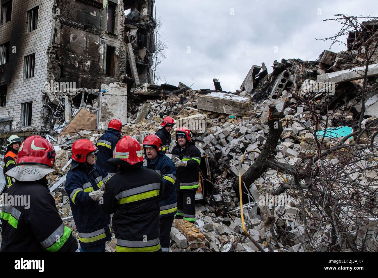 Pylypowytschi, Ukraine. 06. April 2022. Ukrainische Feuerwehrleute, die Trümmer entfernen, um unter den Ruinen eines zerstörten Wohngebäudes in Borodyanka, Oblast Kiew, nach Überlebenden zu suchen. Nach der Überfall von Borodyanka durch die ukrainischen Streitkräfte wurde die Stadt schwer verwüstet und unter intensiven Kämpfen und Beschuss-Angriffen zu Ruinen. Kredit: SOPA Images Limited/Alamy Live Nachrichten Stockfoto