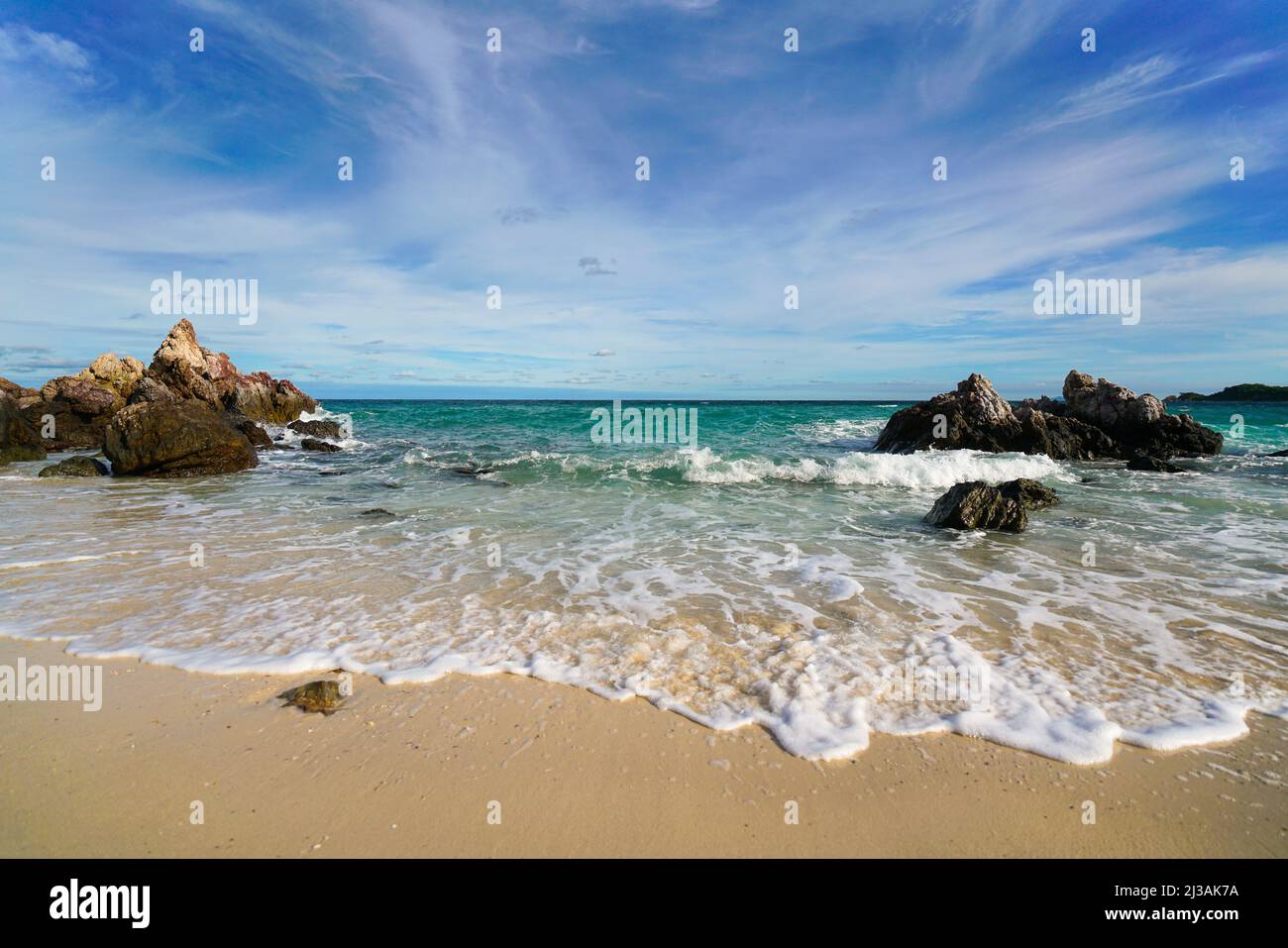 Sandstrand zwischen Felsen, koh lan Insel thailand Stockfoto