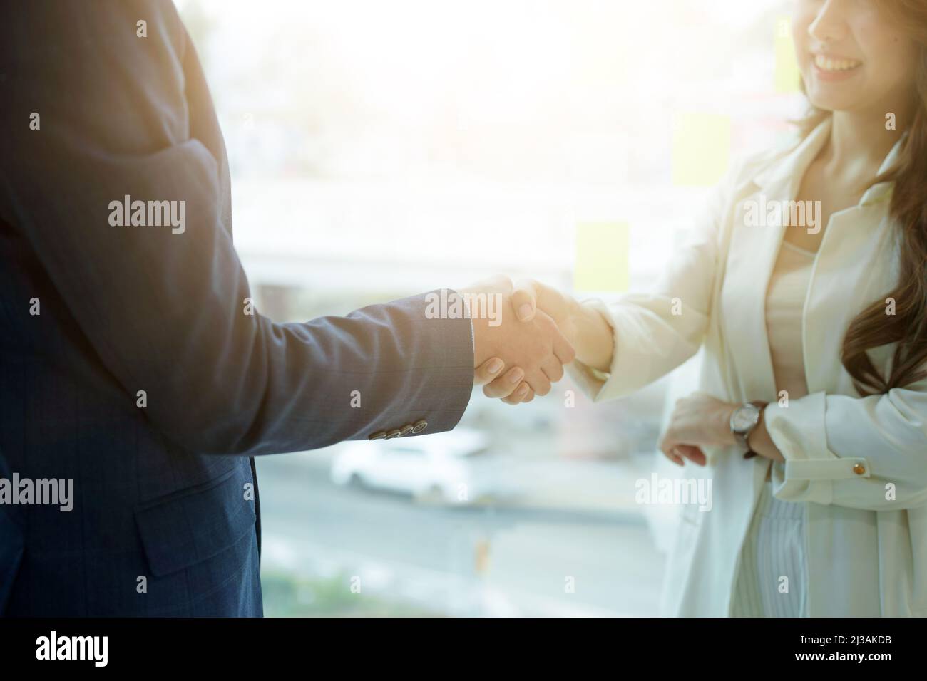 Geschäftsleute aus Asien schütteln sich die Hände und beenden das Treffen Stockfoto