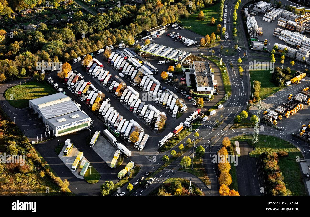 LKW-Parkplätze und Service-Einrichtungen am Güterbahnhof Köln-Eifeltor, Köln, Rheinland, Nordrhein-Westfalen, Deutschland Stockfoto