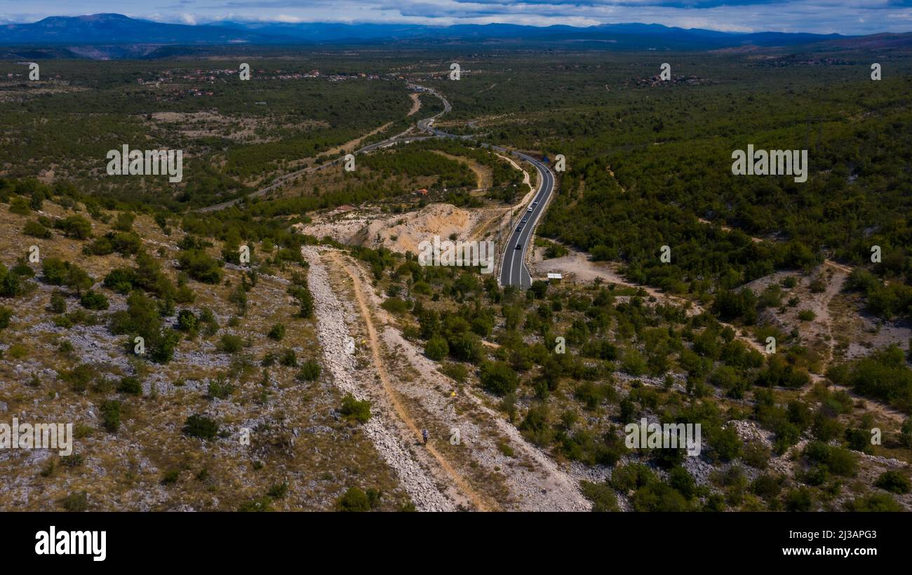 Luftaufnahme über Straße und Gaspipeline, Šibenik, Kroatien Stockfoto