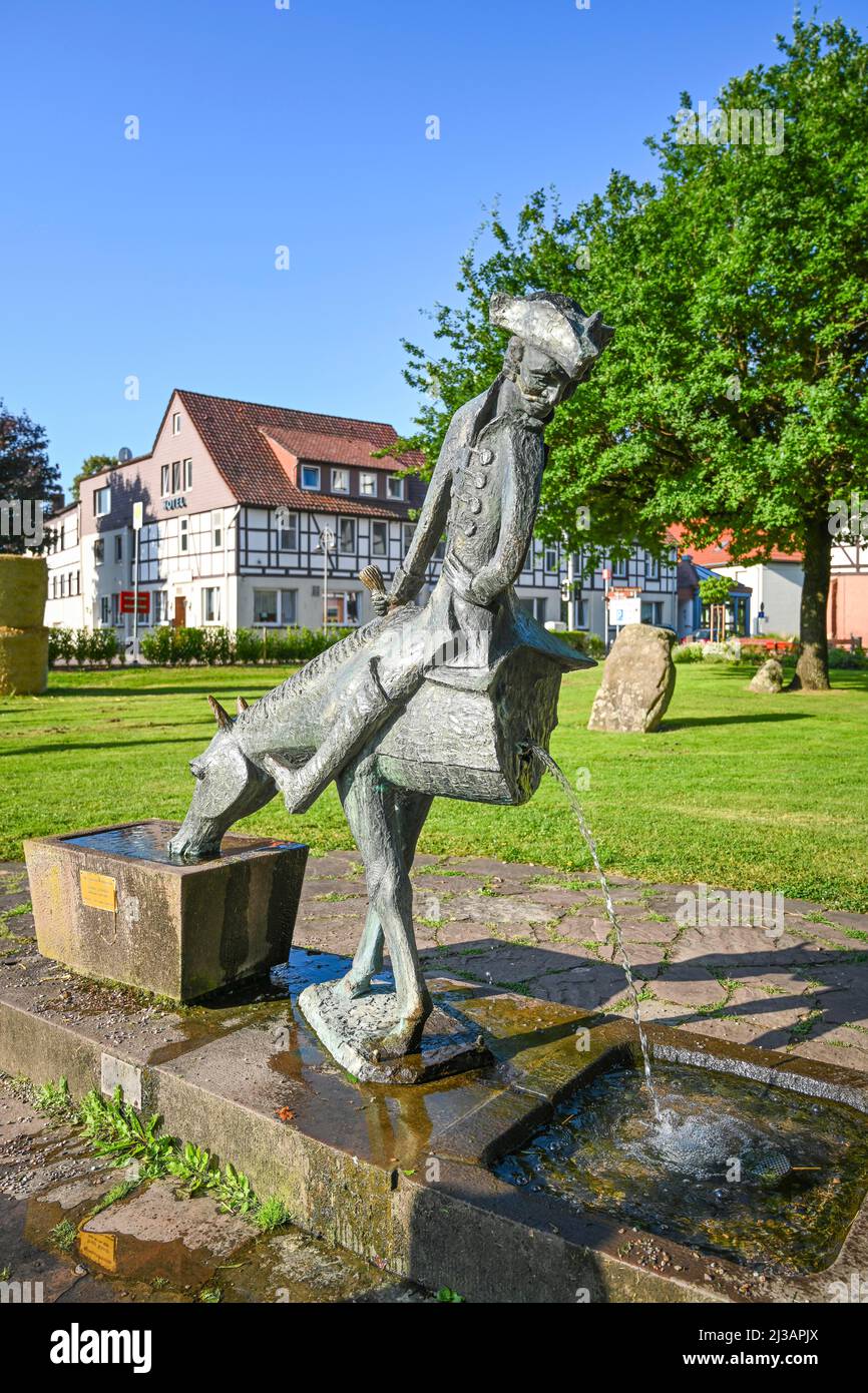 Münchhausener Brunnen, das halbe Pferd, Baron von Münchhausen, Münchhausenstadt Bodenwerder, Niedersachsen, Deutschland Stockfoto