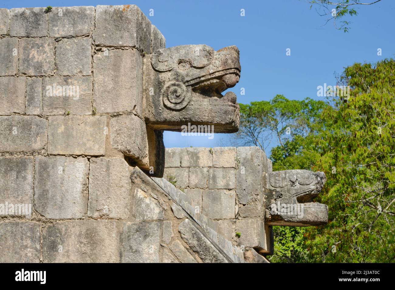 Schlangenköpfe, Venusplattform Plataforma de Venus, Chichen Itza, Yucatan, Mexiko Stockfoto