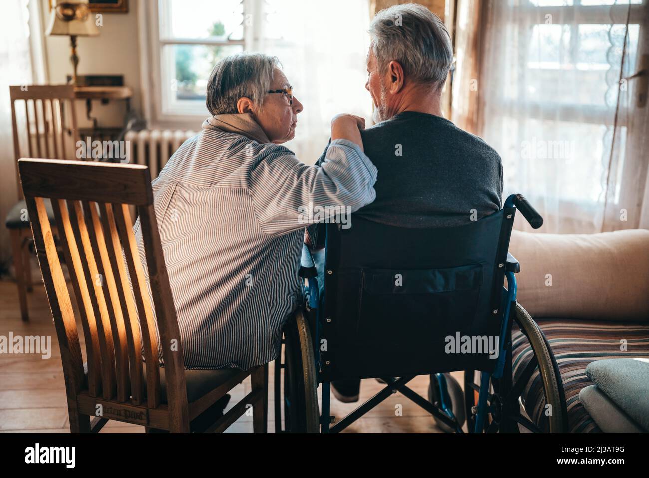 Zwei traurige, verliebte alte Menschen sitzen zu Hause zusammen. Seniorenpflege lieben Konzept Stockfoto