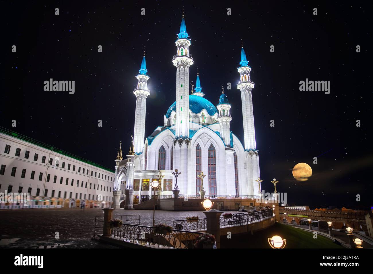 Nachtfoto Kul Sharif Moschee islam und Kreml Kasan Republik Tatarstan mit Mond, Reise Russland. Stockfoto