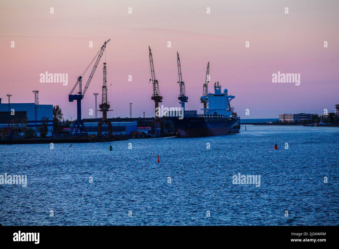 Ansicht des Hafens in Rostock in der Abenddämmerung Stockfoto