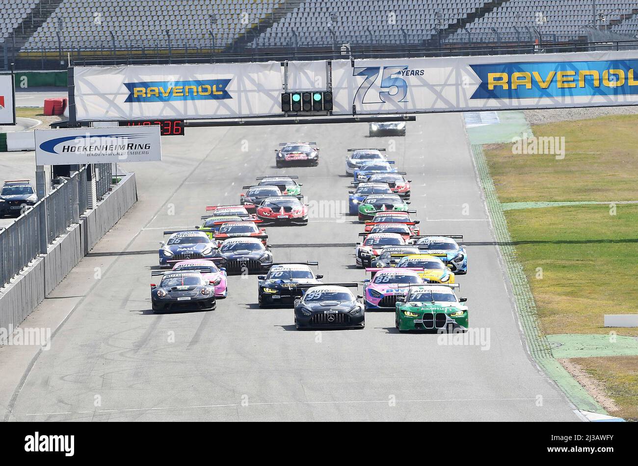 Hockenheim, Deutschland. 06. April 2022. 6.. April 2022, Hockenheimring, Hockenheim, DTM-Testfahrten 2022, Hockenheimring, 5.. - 06.04.2022. April, im Bild Startübungen aller Fahrer: Marco Wittmann, Walkenhorst Motorsport, Mikael Grenier, Gruppe M, Laurens Vanthoor, SSR Performance, Esteban Muth, Walkenhorst Motorsport, Maro Engel, Gruppe M, Luca Stolz, Mercedes-AMG HRT, Rene Rast, Abt Sportsline, David Schumacher, Mercedes AMG Team Winward, Arjun Maini, Mercedes-AMG HRT/dpa/Alamy Live News Stockfoto